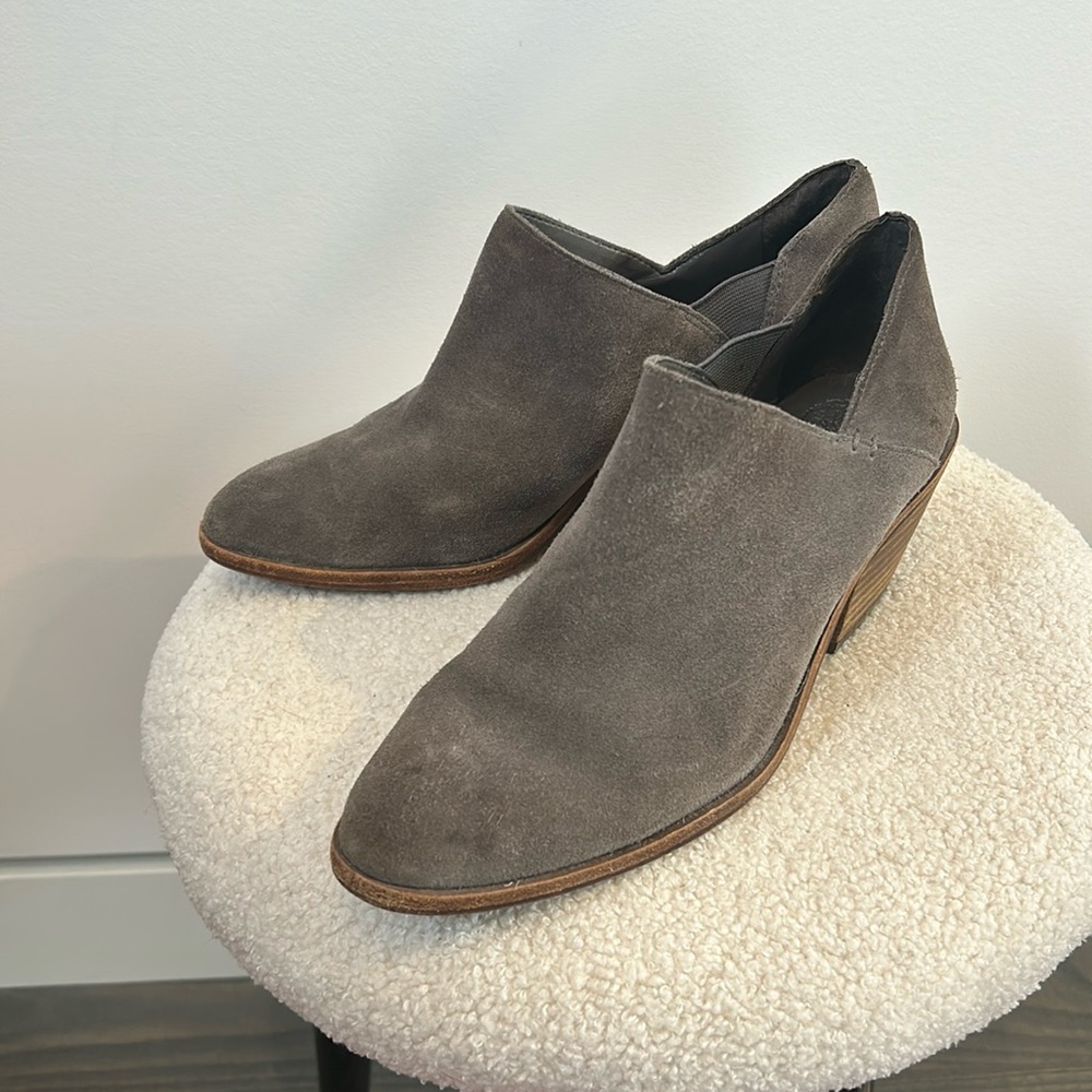Vince Camuto Deadra Gray Suede Bootie 7 EUC